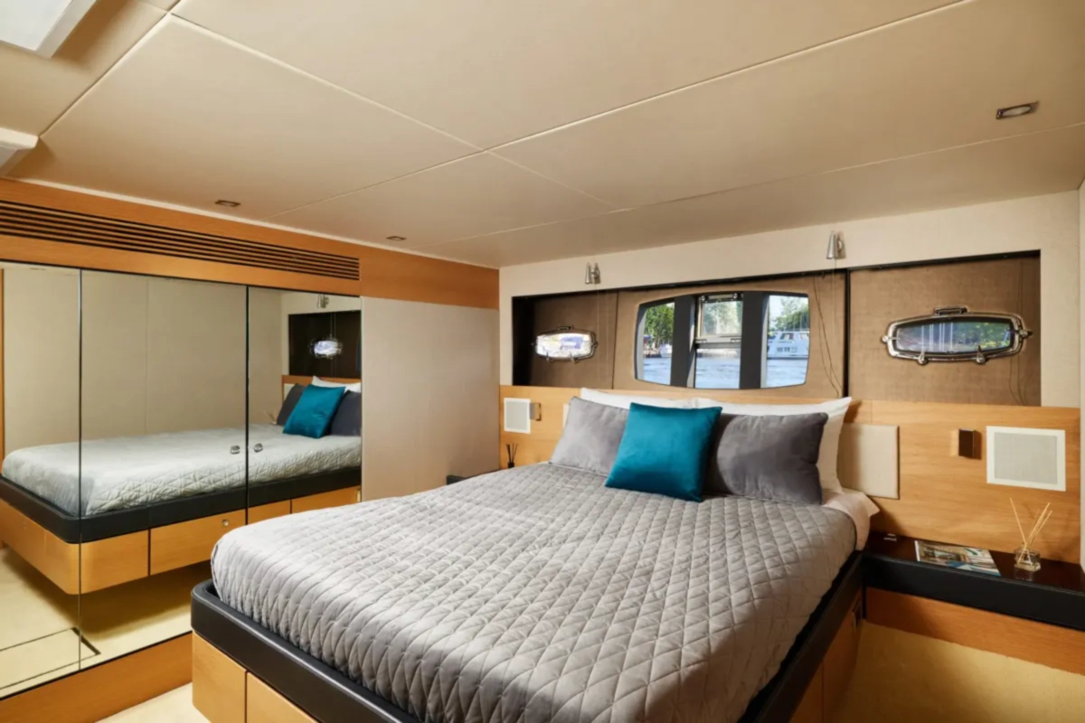 Яхта FAIRLINE 65 image- 4